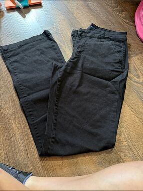 Women's Straight Leg Jeans in Black - Classic Everyday Style